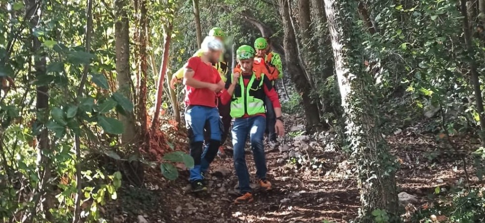 Cede l'appiglio ed il climber finisce a terra dopo un volo di 5 metri, rompendo il casco: in ospedale un giovane classe 1993